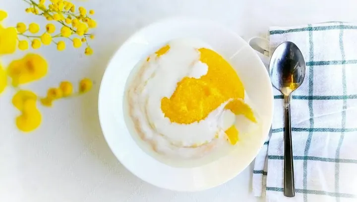 Palenta with yogurt