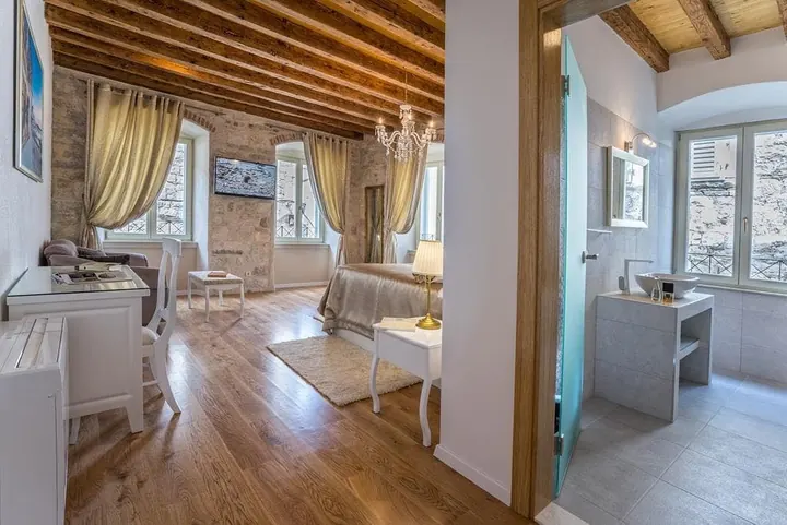 Villa split